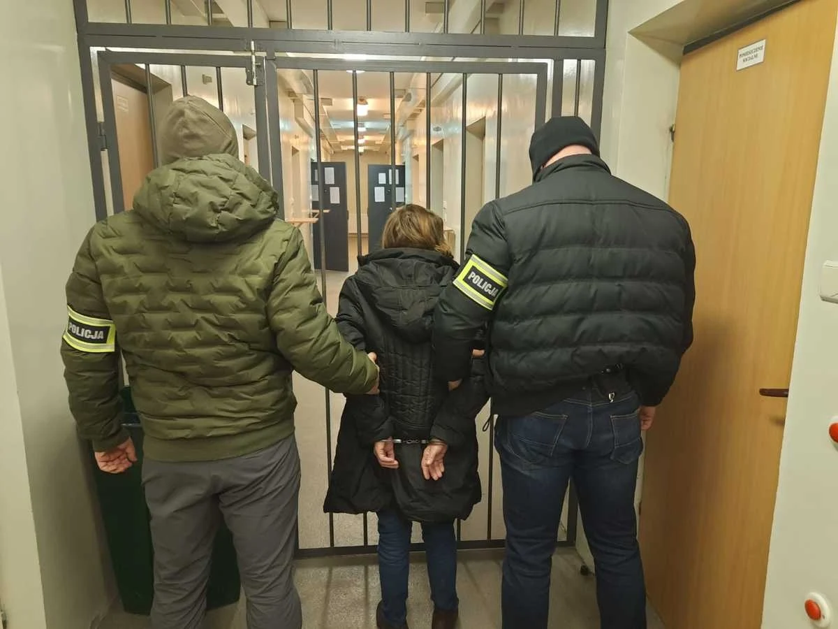 Sukces policjantów z łódzkiego "Archiwum X". Funkcjonariusze rozwiązali sprawę zabójstwa, do którego doszło w 2000 roku. 23 lata temu, tuż przed Świętami Bożego Narodzenia w powiecie kutnowskim, w jednym z domów znaleziono ciało 60-letniej wówczas kobiety. Sprawca chcąc zatrzeć ślady, wzniecił pożar na miejscu zdarzenia. 