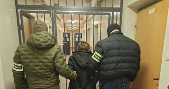 Sukces policjantów z łódzkiego "Archiwum X". Funkcjonariusze rozwiązali sprawę zabójstwa, do którego doszło w 2000 roku. 23 lata temu, tuż przed Świętami Bożego Narodzenia w powiecie kutnowskim, w jednym z domów znaleziono ciało 60-letniej wówczas kobiety. Sprawca chcąc zatrzeć ślady, wzniecił pożar na miejscu zdarzenia. 