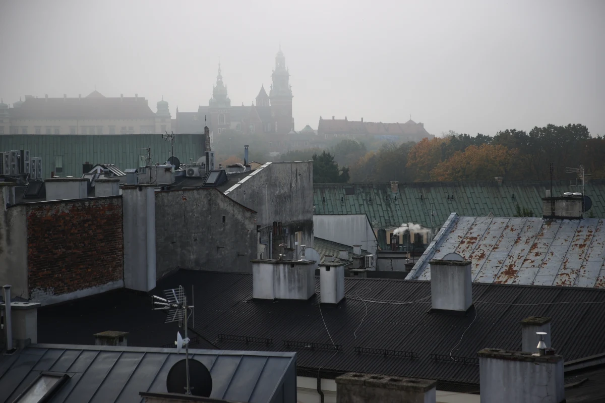 Mieszkańcy Tarnowa, a także powiatów tatrzańskiego i nowotarskiego (Małopolskie) otrzymali wiadomość od Rządowego Centrum Bezpieczeństwa ostrzegającą przed smogiem. Prognozowane jest tam przekroczenie średniodobowego stężenia pyłu zawieszonego PM10 powyżej 150 µg/m. 