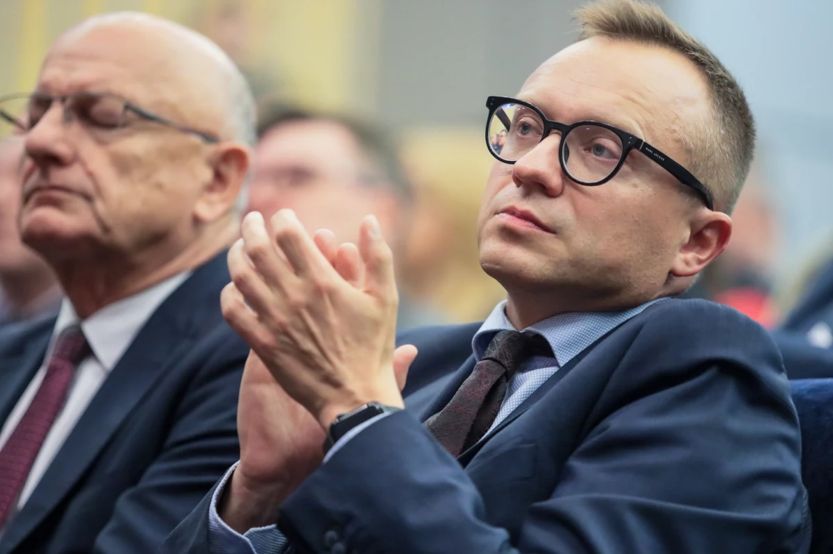 Kariera Artura Sobonia, który w ciągu 5 lat był wiceministrem w aż pięciu resortach, a wczoraj wieczorem został członkiem Zarządu Narodowego Banku Polskiego dowodzi, że w czasach postępującej specjalizacji można zachować uniwersalność i elastyczność w wykorzystywaniu rozlicznych talentów. Nie zaszkodzi też opinia fachowca i polityczne wsparcie. 