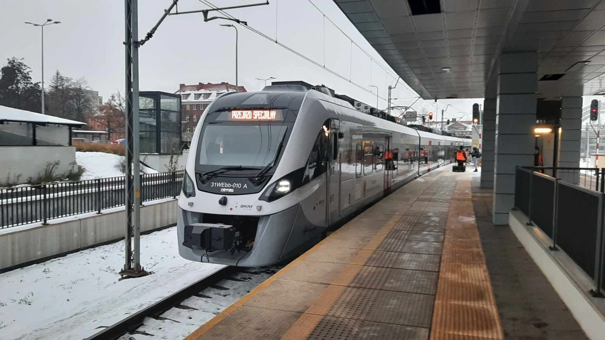 Dwa pierwsze nowoczesne pociągi Impuls dotarły do Trójmiasta. Każdy może zabrać na pokład ponad 500 pasażerów. Samorząd Województwa Pomorskiego zamówił 32 takie pojazdy.

