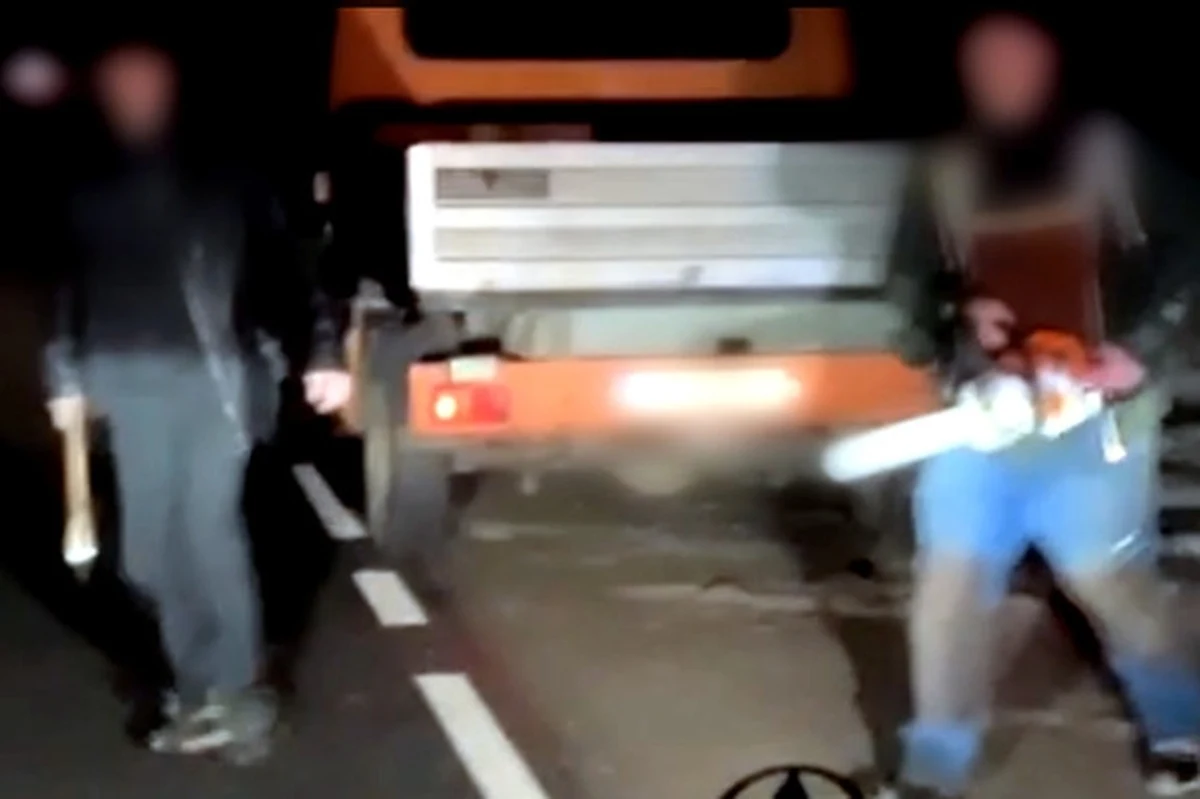 Na drodze między Działdowem, a Mławą 28 i 32-latek grozili jednemu z kierowców siekierą i piłą łańcuchową, tylko dlatego, że mężczyznom zwrócono uwagę, że wcześniej uszkodzili lusterko w wyprzedzanym samochodzie. Agresorzy mogą teraz trafić do więzienia. 