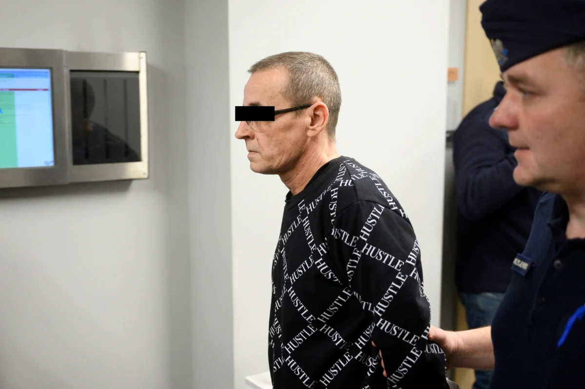 Na kary dożywocia i 25 lat więzienia Sąd Okręgowy w Poznaniu skazał dwóch sprawców brutalnego zabójstwa Dariusza B. w Suchym Lesie. Wyrok nie jest prawomocny.

