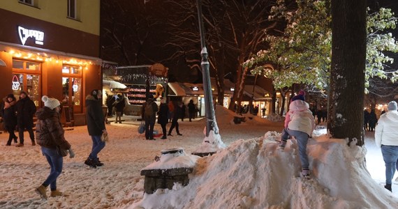 Po intensywnych opadach śniegu w nocy z czwartku na piątek w Zakopanem przeprowadzona zostanie akcja wywozu śniegu z terenu dróg publicznych. Władze miasta apelują o przeparkowanie aut z zatok postojowych i chodników.
