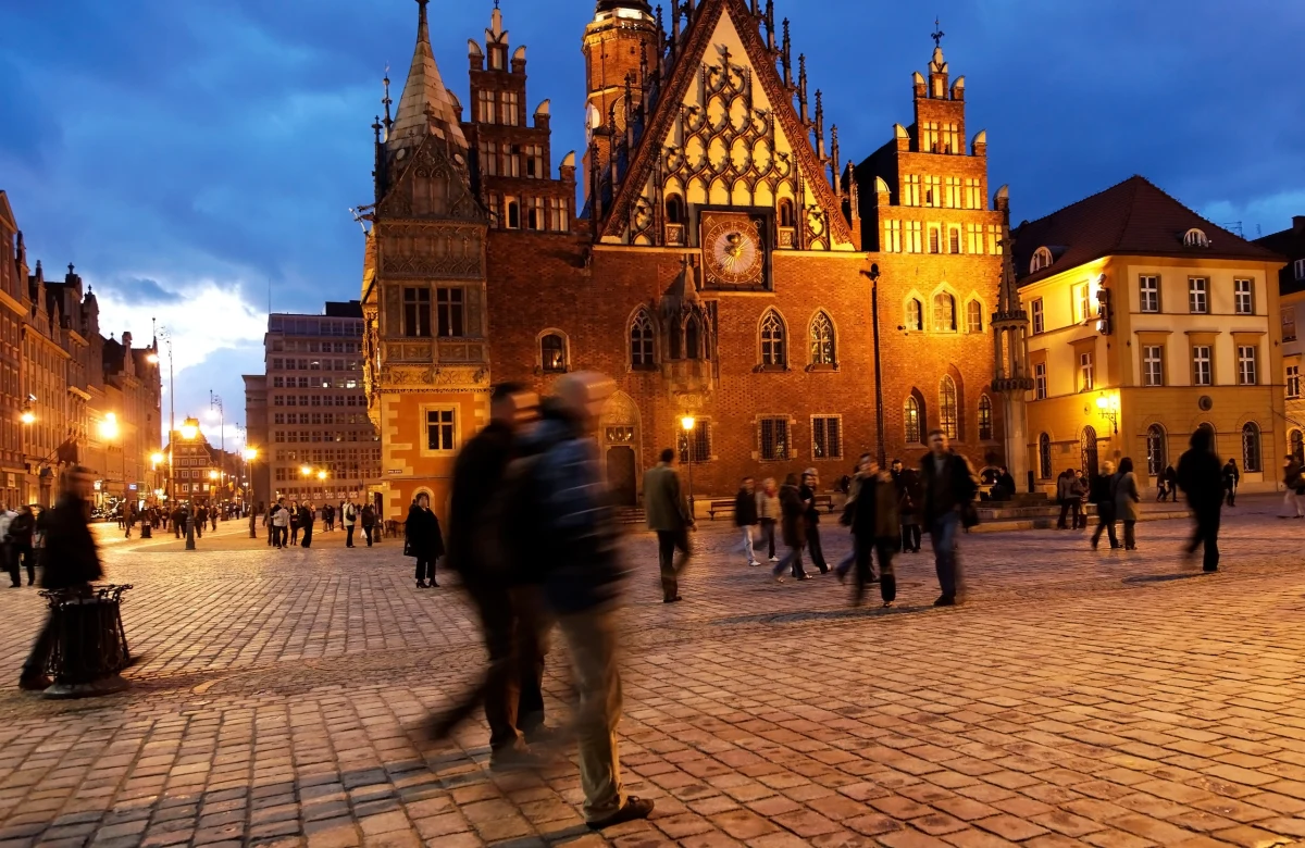 Ilu rzeczywiście jest wrocławian?  Urząd Miasta zamówił ekspertyzę w Pracowni Demografii i Statystyki Uniwersytetu Wrocławskiego. Odpowiedź jest zaskakująca – mieszkańców stolicy Dolnego Śląska jest o 1/3 więcej niż wynika z danych gusowskich czy Spisu Powszechnego.   
