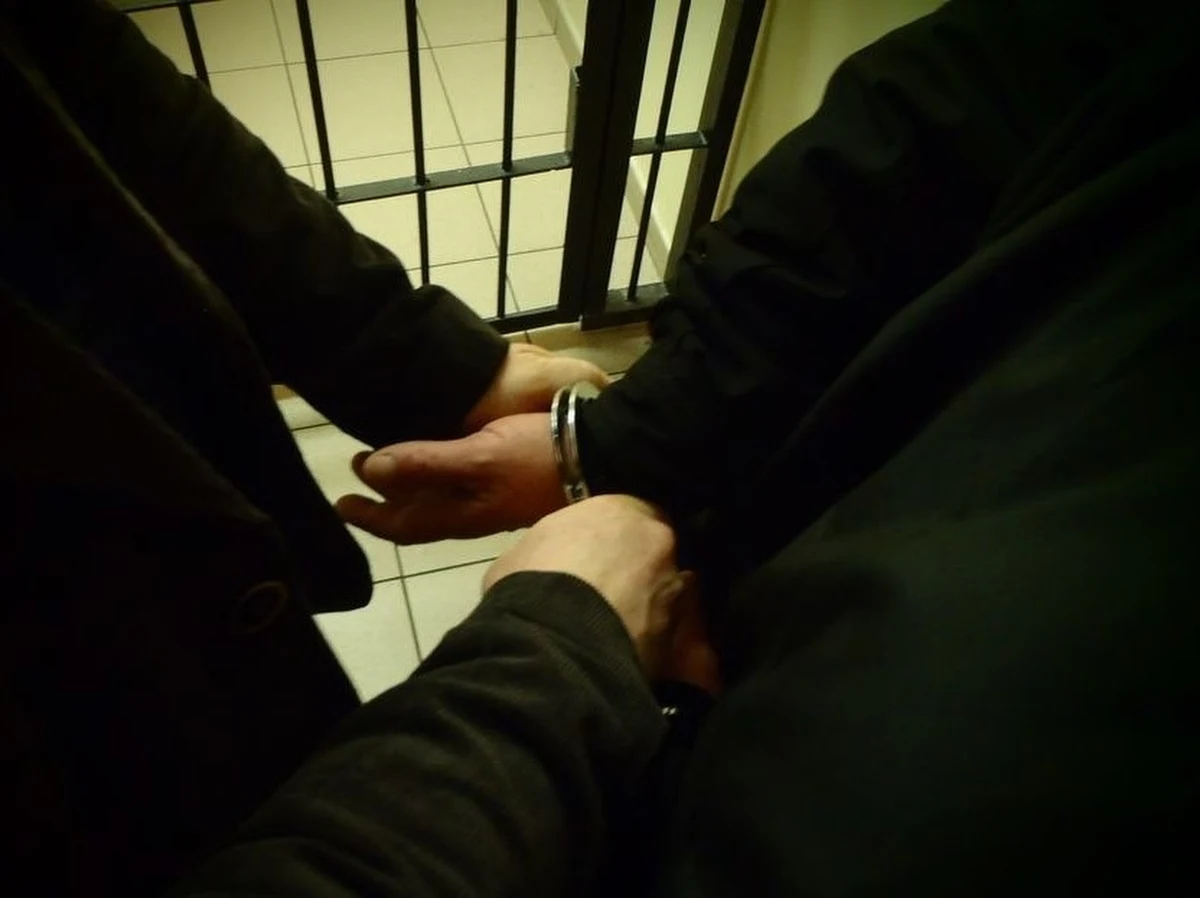 ​Policjanci ze Złotowa w Wielkopolsce zatrzymali 28-latka poszukiwanego do odbycia kary pół roku więzienia. Mężczyzna - mimo młodego wieku - był poszukiwany aż 39 listami gończymi za oszustwa popełnione w całej Polsce.