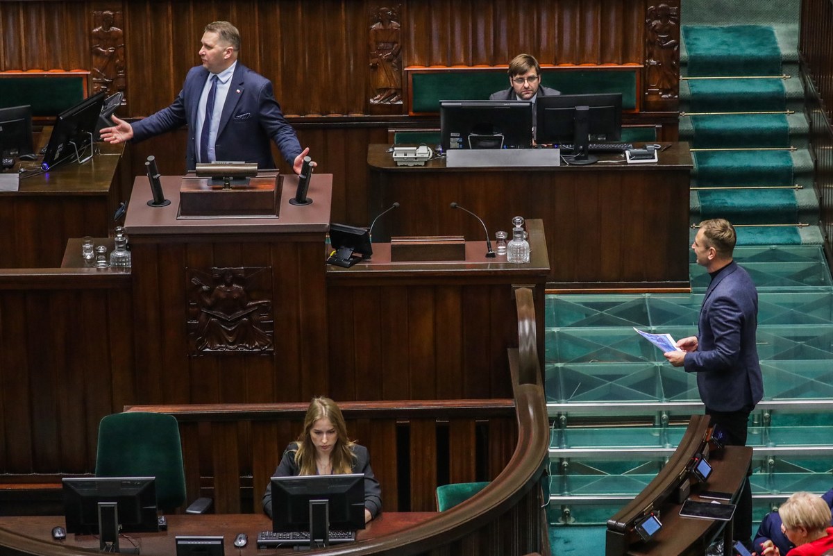 W Sejmie odbyła się debata nad projektem uchwały o powołaniu komisji śledczej do zbadania tzw. wyborów kopertowych z 2020 r. W jej trakcie doszło m.in. do ostrej wymiany zdań pomiędzy posłem Prawa i Sprawiedliwości Przemysławem Czarnkiem i Cezarym Tomczykiem z Koalicji Obywatelskiej. "Blokowaliście funkcjonowanie państwa polskiego w zakresie podstawowych obowiązków, bo takim obowiązkiem jest przeprowadzenie wyborów, bo jesteśmy państwem demokratycznym. Wy nie jesteście demokratyczni, wy zadziałaliście jak totalitarna opozycja, nawet nie totalna" - podkreślał Czarnek. Tomczyk nazwał go w rewanżu: "ikoną uczciwości III RP, człowiekiem, który swoim znajomym i członkom PiS rozdawał wille za 5 zł".