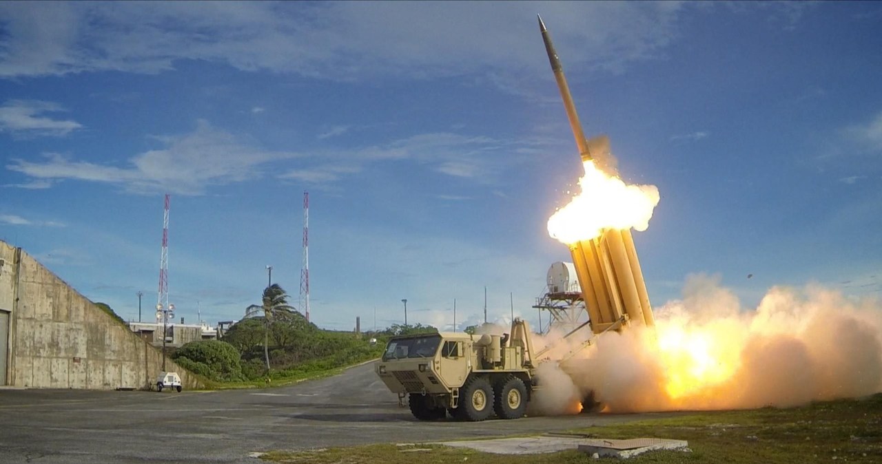 W odpowiedzi na rosnące zagrożenie ze strony irańskich ataków, Stany Zjednoczone przygotowują się do rozmieszczenia w Izraelu systemu obrony powietrznej THAAD (Terminal High Altitude Area Defense) i wysłania na miejsce wykwalifikowanego personelu do jego obsługi.  