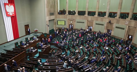 Cztery miejsca dla PiS-u, ale kosztem Konfederacji, która nie dostanie miejsca w komisji śledczej. Tak - według ustaleń reporterów RMF FM - ma wyglądać podział miejsc w pierwszej komisji śledczej, którą dziś powoła Sejm. Komisja ma badać sprawę wyborów kopertowych.