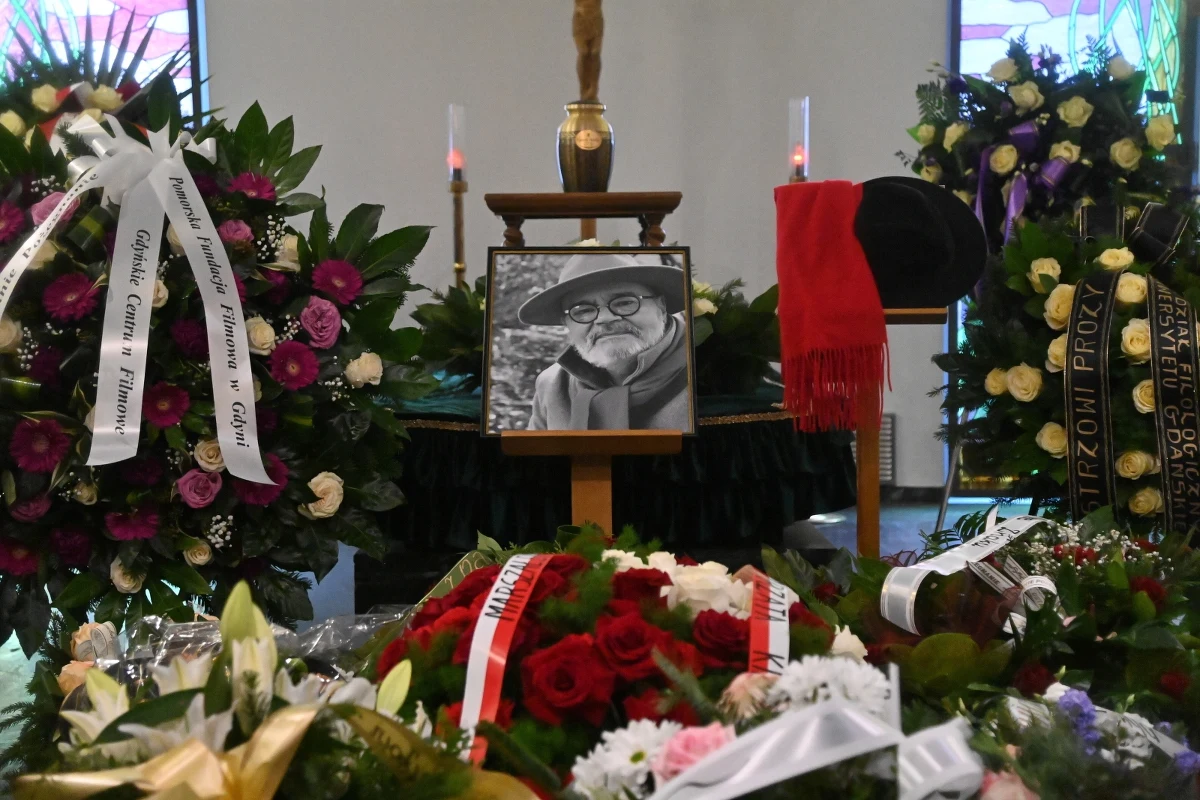 Uroczystości pogrzebowe Pawła Huelle odbyły się w czwartek w Gdańsku. Pisarza żegnali bliscy, mieszkańcy, politycy i duchowni różnych wyznań.