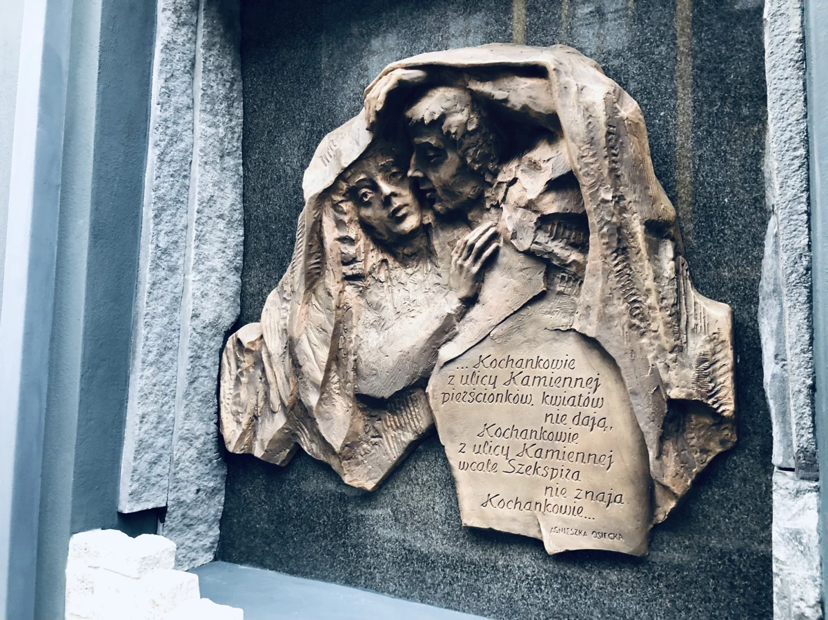 ​"Kochankowie z ulicy Kamiennej"  wrócili na swoje miejsce w Łodzi. Płaskorzeźba, inspirowana wierszem Agnieszki Osieckiej, umieszczona jest na elewacji kamienicy przy ul. Włókienniczej 2 w Łodzi. Dawniej była to ulica Kamienna.