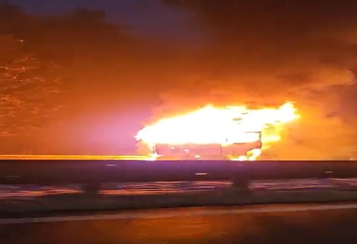 Stojąca w płomieniach ciężarówka doprowadziła do zablokowania ruchu na autostradzie A4. Do pożaru doszło tuż za węzłem Opole Zachód w kierunku na Wrocław. Trasa w tym miejscu została zablokowana.