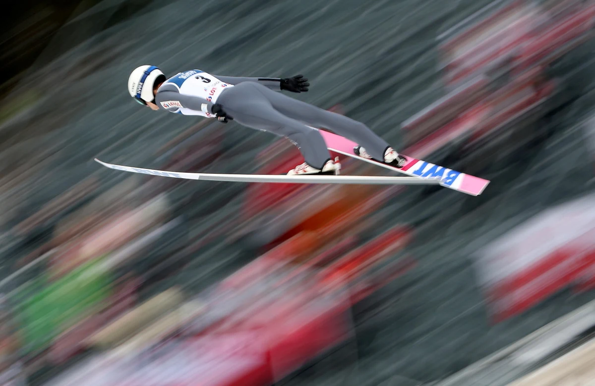 "Sztab musi do każdego zawodnika znaleźć osobną receptę, osobne lekarstwo, które miejmy nadzieję, że zadziała. W tym wypadku, jak chodzi o Kamila, chyba to było jedyne słuszne rozwiązanie, żeby już nie ciągnąć go na siłę na trzeci z rzędu wyjazd na zawody Pucharu Świata" - powiedział Jakub Kot, były skoczek, ekspert od skoków narciarskich. Był on gościem Krzysztofa Urbaniaka w internetowym Radiu RMF24. Trener polskich skoczków Thomas Thurnbichler zdecydował w środę, że Kamil Stoch nie pojedzie na puchar świata do Klingenthal.