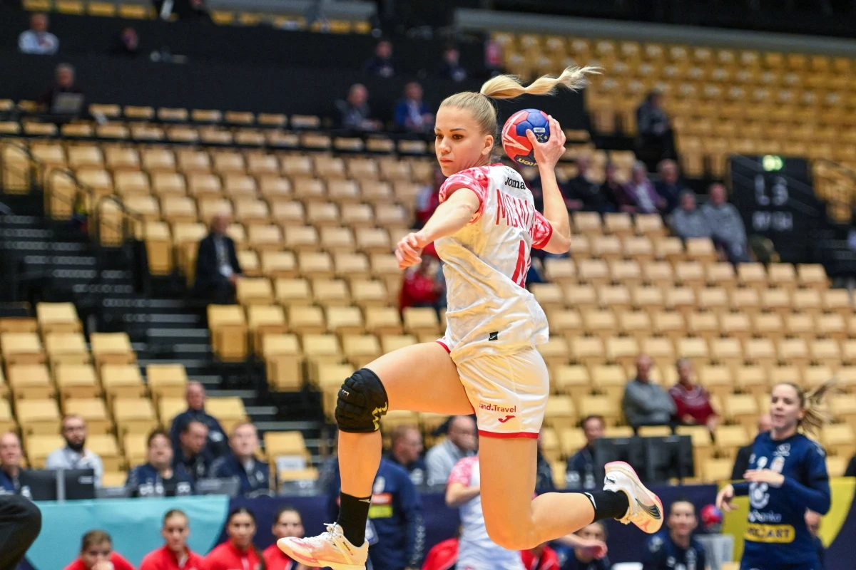 Polska zwyciężyła Serbię 22:21 (10:13) w swoim pierwszym meczu rundy zasadniczej w mistrzostwach świata piłkarek ręcznych, których współorganizatorami są Dania, Norwegia i Szwecja.