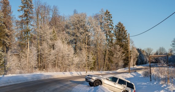 Blisko 3 promile alkoholu miał w organizmie mężczyzna, którego policjanci zastali na fotelu pasażera w toyocie leżącej w rowie w Goździe na Mazowszu. 31-latek twierdził, że kierowca uciekł. Jednak śnieg wokół auta był nietknięty ludzką stopą. 