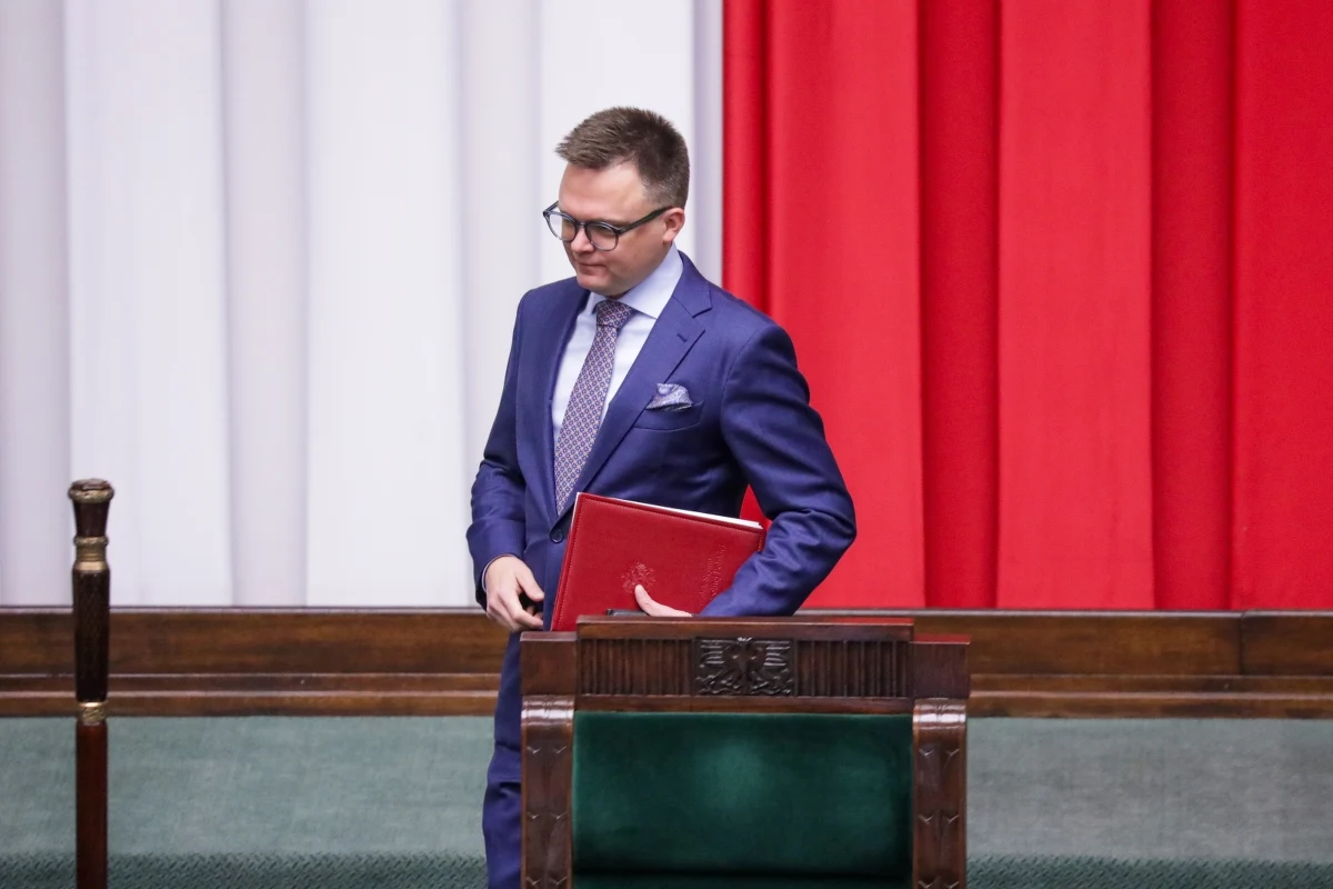"Przepraszam bardzo, czy pan, który stoi tutaj na końcu sali, jest posłem? Jest parlamentarzystą tak?" - pytał marszałek Sejmu Szymon Hołownia. Podczas wieczornych obrad na salę sejmową wtargnął mężczyzna.