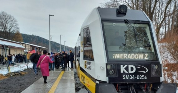 Wracają regularne połączenia pociągów pasażerskich na linii między Gryfowem Śląskim a Świeradowem Zdrój w Górach Izerskich na Dolnym Śląsku. W czwartek przejechał tamtędy pierwszy skład. 

