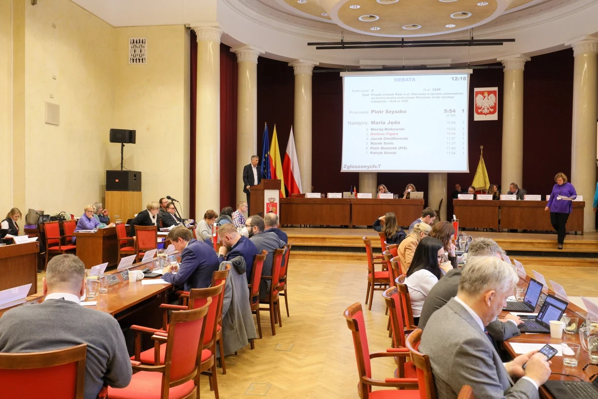 ​Rada Warszawy głosami radnych KO przyjęła w czwartek uchwałę o Strefie Czystego Transportu (SCT), która od lipca 2024 r. ograniczy ruch samochodów w stolicy. Za było 37 radnych, przeciw 16, dwie osoby wstrzymały się od głosu.