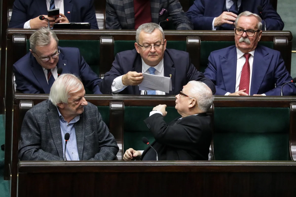 Jest pierwsza z zapowiadanych komisji śledczych. Sejm jednogłośnie powołał komisję do zbadania legalności, prawidłowości i celowości działań podjętych w celu przygotowania i przeprowadzenia wyborów Prezydenta RP w 2020 r. w formie głosowania korespondencyjnego.