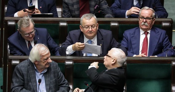 Jest pierwsza z zapowiadanych komisji śledczych. Sejm jednogłośnie powołał komisję do zbadania legalności, prawidłowości i celowości działań podjętych w celu przygotowania i przeprowadzenia wyborów Prezydenta RP w 2020 r. w formie głosowania korespondencyjnego.