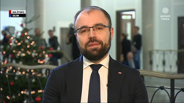 - Polacy mają zasadnicze powody do smutku, ponieważ Sejm zamiast uchwalić ustawę rządową, która zakładała mrożenie cen energii przez cały rok, która nie zawierała przepisów lobbystycznych dotyczących wiatraków, Sejm tę ustawę odrzucił, a w jej miejsce przyjął ustawę znacznie gorszą, skażoną wpływem lobbystów i ograniczają efekt mrożenia cen tylko do końca czerwca 2024 roku - skomentował Krzysztof Szczucki (PiS) w "Gościu Wydarzeń".