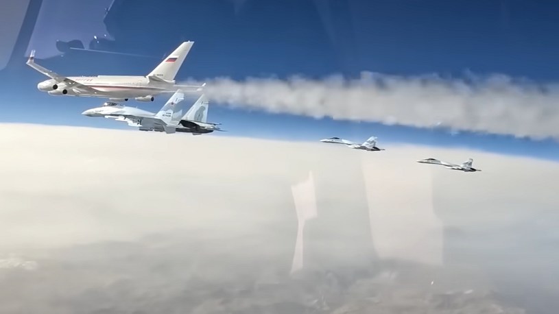 Samolot Władimira Putina był eskortowany przez aż pięć myśliwców Su-35S, podczas ostatniego lotu zarówno do Zjednoczonych Emiratów Arabskich, jak i Arabii Saudyjskiej.