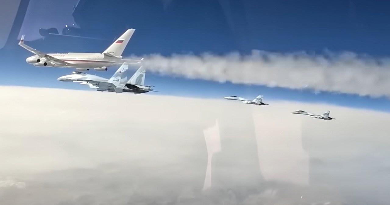 Samolot Władimira Putina był eskortowany przez aż pięć myśliwców Su-35S, podczas ostatniego lotu zarówno do Zjednoczonych Emiratów Arabskich, jak i Arabii Saudyjskiej.