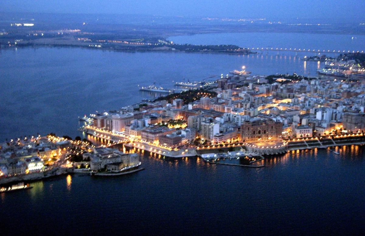 Kontrolowany przez chiński kapitał strategiczny port w Taranto na południu Włoch ma zostać, z poparciem USA, "odbity" przez polskie konsorcjum, które ma zainwestować w nadbrzeże 60 mln euro - twierdzi dziennik "La Verita". 