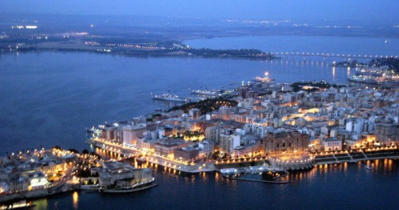 Kontrolowany przez chiński kapitał strategiczny port w Taranto na południu Włoch ma zostać, z poparciem USA, "odbity" przez polskie konsorcjum, które ma zainwestować w nadbrzeże 60 mln euro - twierdzi dziennik "La Verita". 
