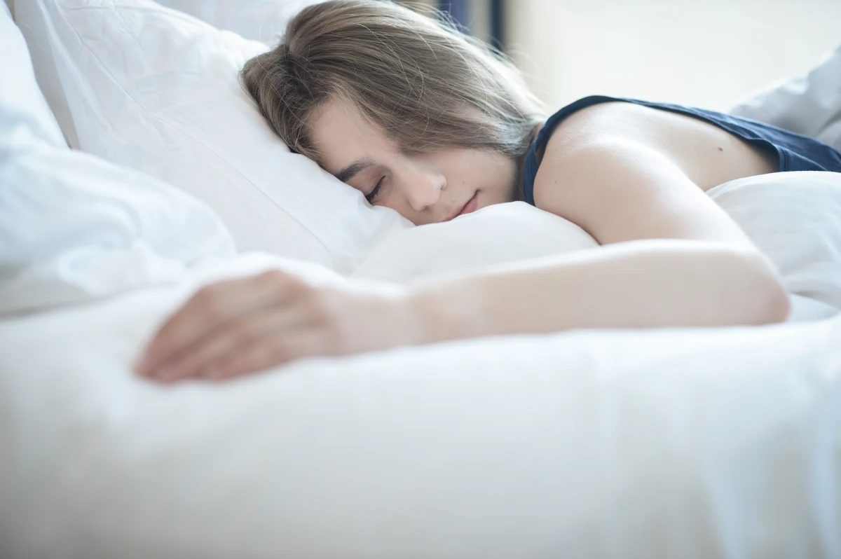 Praca na nocne zmiany sprzyja rozwojowi zaburzeń snu, szczególnie u osób młodych z niższym wykształceniem - wynika z najnowszych badań. Naukowcy z Holenderskiego Stowarzyszenia Zdrowia Psychicznego i Opieki nad Osobami Uzależnionymi zbadali związek między pracą zmianową, czynnikami socjodemograficznymi i zaburzeniami snu.