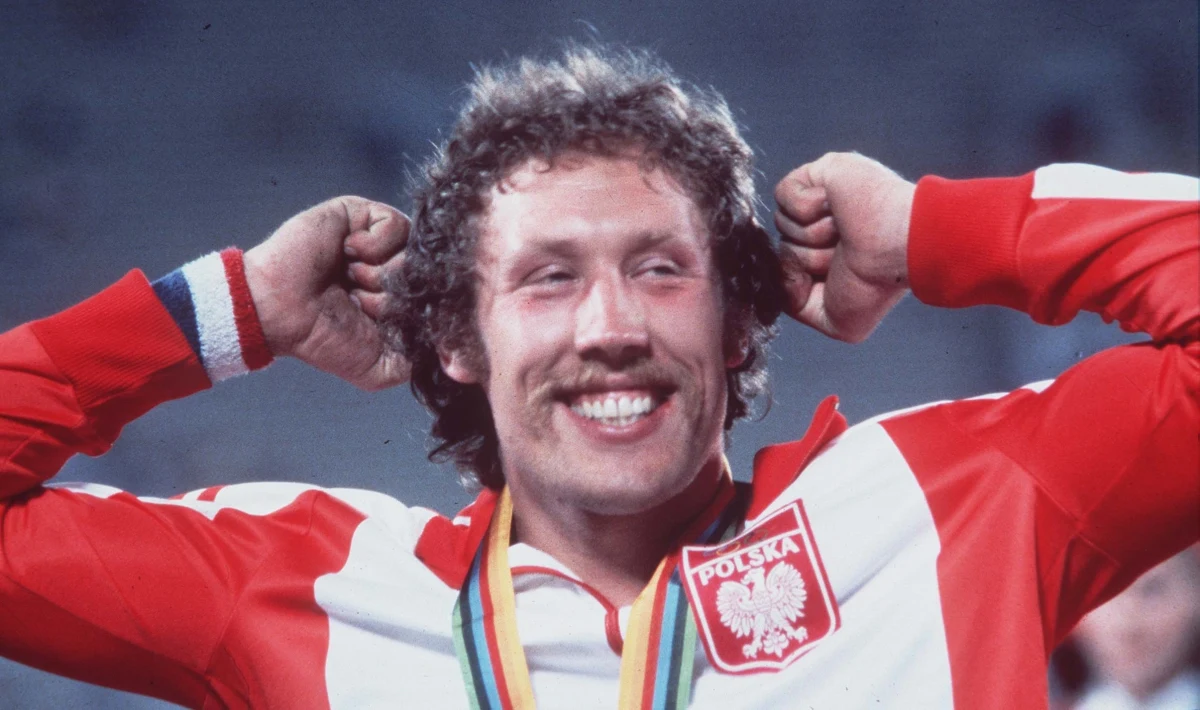 Władysław Kozakiewicz – mistrz olimpijski w skoku o tyczce z Moskwy - kończy 70 lat. Polscy kibice mają w pamięci przede wszystkim jego walkę o olimpijskie złoto na Łużnikach i wykonany później obraźliwy gest pod adresem nieprzychylnych mu trybun.