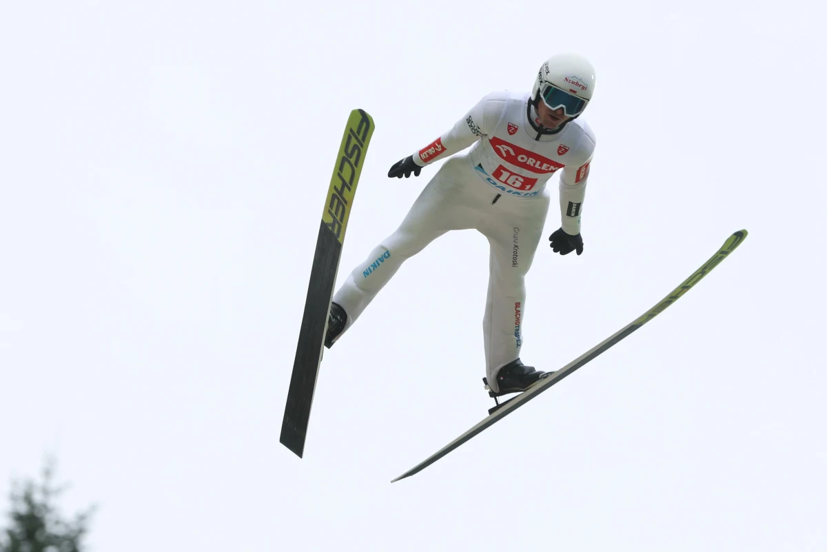 Pora na trzecią odsłonę Pucharu Świata w skokach narciarskich. Po fińskiej Ruce i norweskim Lillehammer najlepszych skoczków będzie gościć teraz niemieckie Klingenthal. Pytanie, czy zwycięską passę utrzyma Austriak Stefan Kraft. Biało-Czerwoni pojechali do Niemiec w zmienionym składzie. Czy pokażą choć odrobinę lepszą formę?