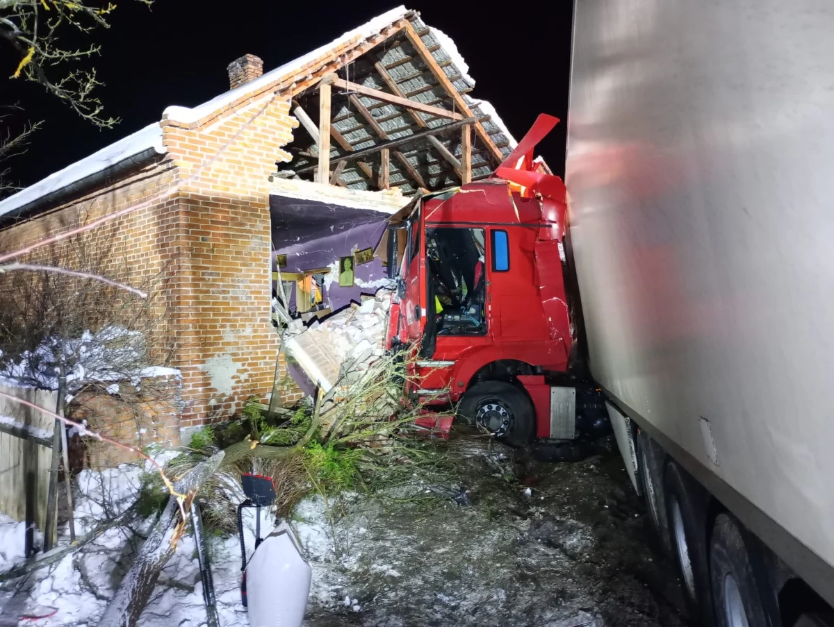 W nocy ciężarówka z materiałami budowlanymi uderzyła w dom w Zaleszanach koło Stalowej Woli. Runęła jedna ze ścian budynku. 