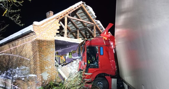 W nocy ciężarówka z materiałami budowlanymi uderzyła w dom w Zaleszanach koło Stalowej Woli. Runęła jedna ze ścian budynku. 