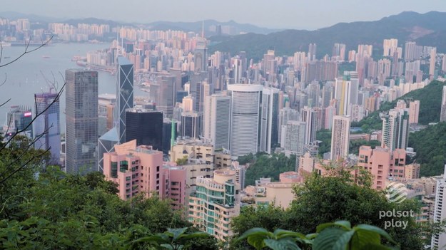 Natalia i Bartek zabrali Olę na wycieczkę na najwyższą górę w Hongkongu, gdzie rozpościera się przepiękny widok na całe miasto. Ciekawostką jest to, że Hongkong jest na pierwszym miejscu miast z największą ilością wieżowców. Nie uwierzycie, ile ich jest. Cały odcinek programu „Polacy za granicą” możecie zobaczyć na platformie Polsat Box Go.