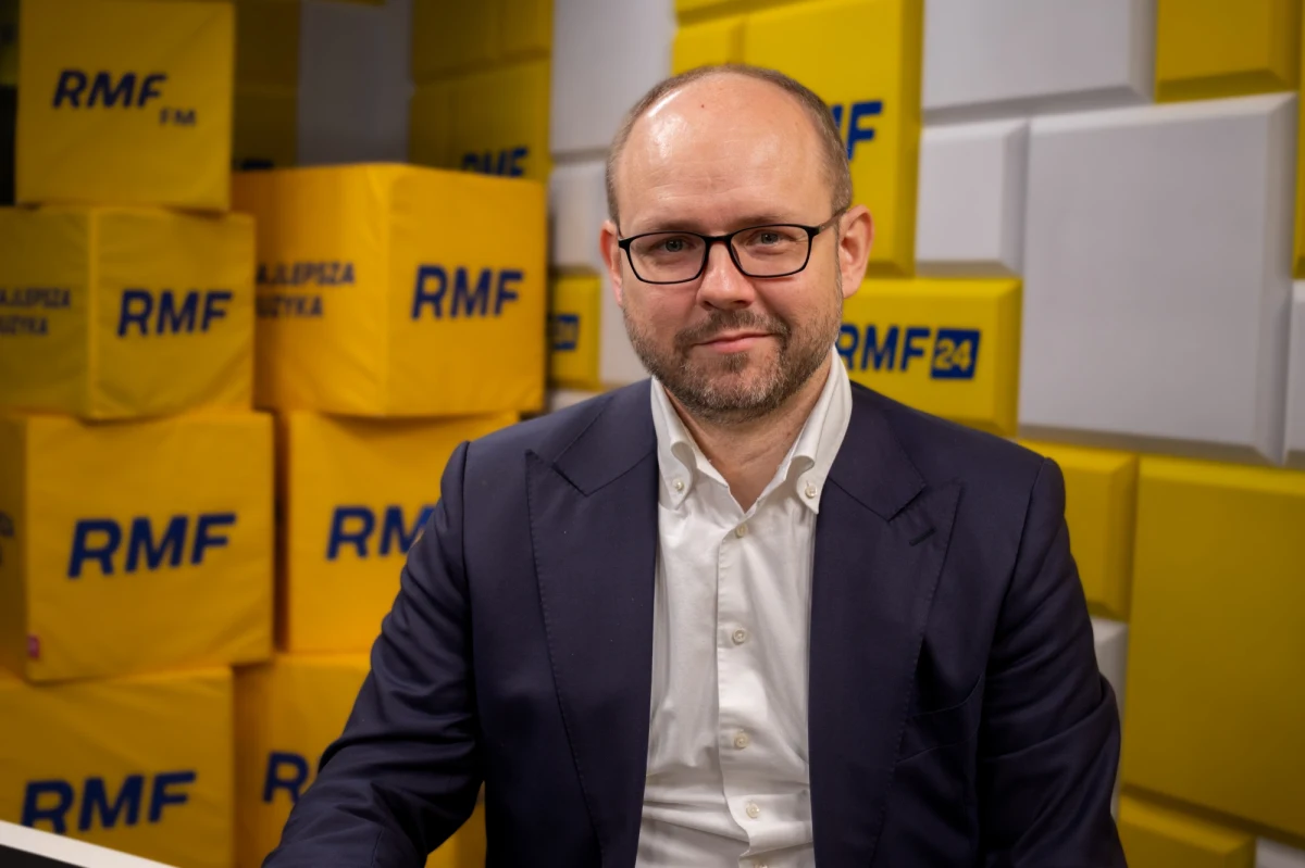 "W moim przekonaniu powinna powstać komisja śledcza, jeżeli chodzi o sposób pisania tzw. ustawy wiatrakowej. Pan premier Morawiecki wczoraj z mównicy pytał Paulinę Hennig-Kloskę, kto napisał tę ustawę. Sejm zaczął skandować: ‘lobbyści, lobbyści’ i co się okazało? Okazało się, że pomiędzy ławami poselskimi podczas debaty pojawił się człowiek, który zajmuje się lobbingiem. Znalazł się na sali sejmowej pośród posłów PO. Nie wiem, ustalając coś z nimi czy pilnując? Bo to był też czas głosowania, my wtedy głosowaliśmy nad różnymi sprawami" - mówił w Porannej rozmowie w RMF FM Marcin Przydacz. Oburzenie wielu parlamentarzystów wywołało pojawienie się w Sejmie Marka Wójcika, byłego wiceszefa resortu administracji i cyfryzacji.