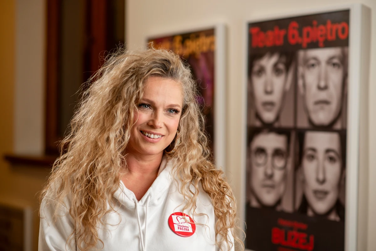 – Wzruszył nas los dzieci i historia tej rodziny, postanowiliśmy pomóc – mówi Michał Żebrowski, który wspólnie z Anną Dereszowską, Joanną Liszowską, Lesławem Żurkiem i Dyrektorem Artystycznym Teatru 6.piętro Eugeniuszem Korinem, przygotował Szlachetną Paczkę dla rodziny pani Karoliny i pana Mariusza. 