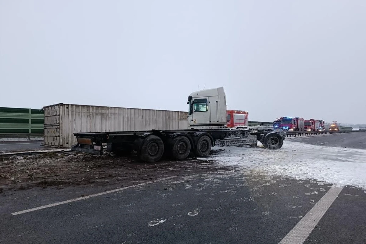 Trzy osoby poszkodowane w karambolu na S7 na Pomorzu. Samochód ciężarowy wjechał w barierki na pasie w kierunku Gdańska. Do wypadku doszło w Miłocinie.