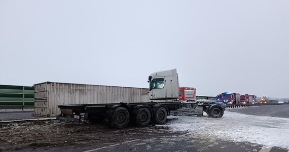 Trzy osoby poszkodowane w karambolu na S7 na Pomorzu. Samochód ciężarowy wjechał w barierki na pasie w kierunku Gdańska. Do wypadku doszło w Miłocinie.