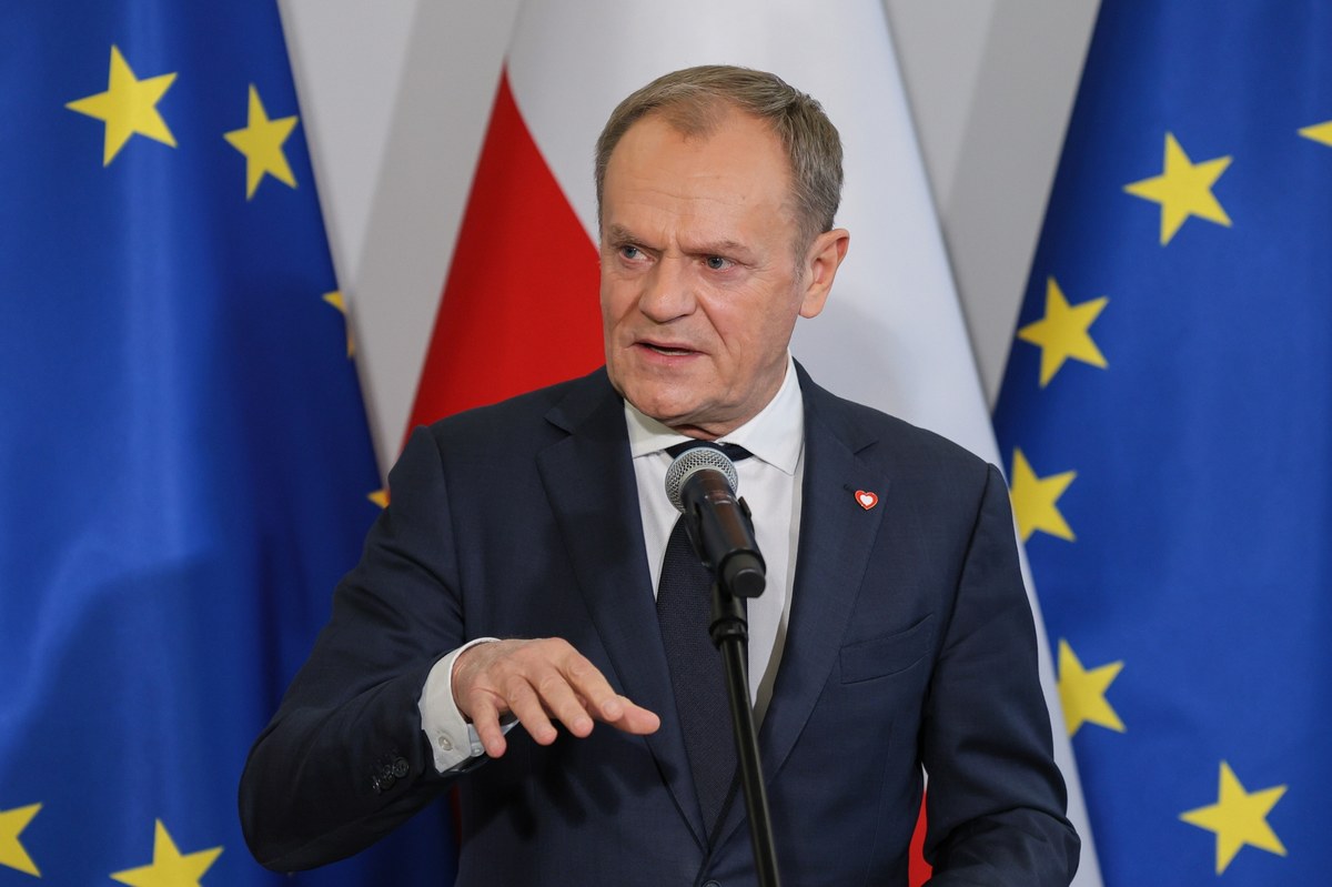 Mam nadzieję, że w środę dojdzie do uroczystości zaprzysiężenia nowego rządu, bo już kilka godzin później będą zapadały w Brukseli bardzo ważne decyzje z punktu widzenia polskich interesów - powiedział szef PO Donald Tusk po spotkaniu z kandydatami na ministrów swojego rządu. Stwierdził też, że nowy rok zacznie się od wypłaty 800+ oraz 30 proc. podwyżek dla nauczycieli. 