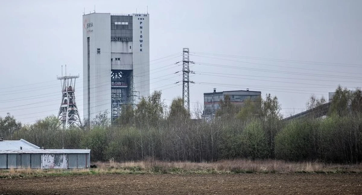 Rejon ściany wydobywczej w kopalni Pniówek w Pawłowicach, gdzie od wczoraj trwa akcja przeciwpożarowa, będzie odcięty od reszty kopalni. Ratownicy już rozpoczęli budowanie specjalnych tam izolacyjnych.