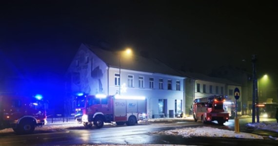 W czwartek późnym wieczorem  w Zduńskiej Woli (woj. łódzkie) zapaliła się jednopiętrowa kamienica w centrum miasta. Cztery osoby, w tym troje dzieci, odwieziono do szpitala - podali strażacy. 