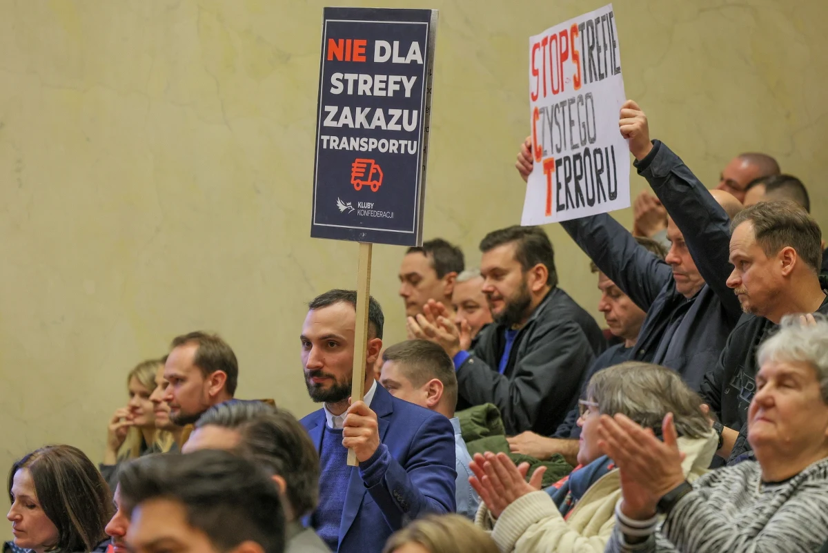 Wojewoda mazowiecki Tobiasz Bocheński negatywnie ocenia uchwaloną w czwartek przez Radę Warszaw Strefę Czystego Transportu w stolicy. "Tak długo jak będzie to w mojej prawnej kompetencji gruntownie zbadam legalność uchwały" - zapowiedział. Za strefą głosowało 37 radnych, przeciw było 16 a dwie osoby wstrzymały się od głosu.
