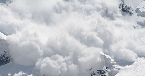 Ratownicy TOPR przeszukują rejon Buli pod Rysami w Tatrach. Tam zeszła lawina śnieżna.