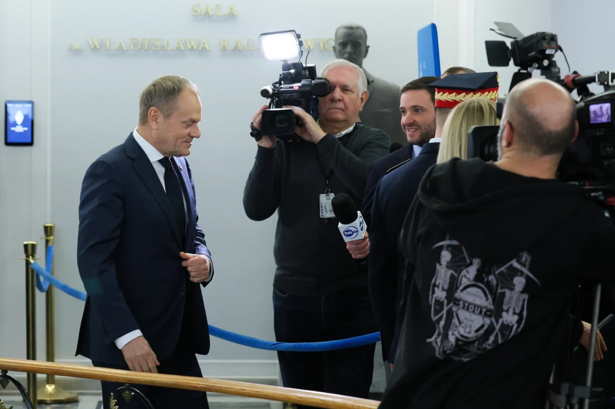 "Radosław Sikorski jest eurodeputowanym i zatrzymały go zadania eurodeputowanego. Musi uporządkować kwestie formalne, zanim zostanie ministrem. Tak, jest kandydatem na ministra spraw zagranicznych. Tutaj się nic nie zmieniło" - powiedział w piątek lider PO Donald Tusk. Wymienił też nazwiska innych kandydatów na ministrów. 