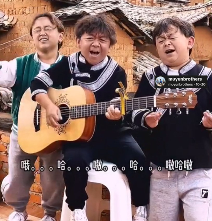 W sieci bardzo popularne stały się nagrania trzech niskorosłych braci, Muyun Brothers. Wyśpiewane z wielką pasją piosenki w ich rodzimym języku prędko podbiły sieć, a już teraz na oficjalnym, brytyjskim koncie trio znalazło się ponad 6,8 mln polubień. Kim są i skąd pochodzą?