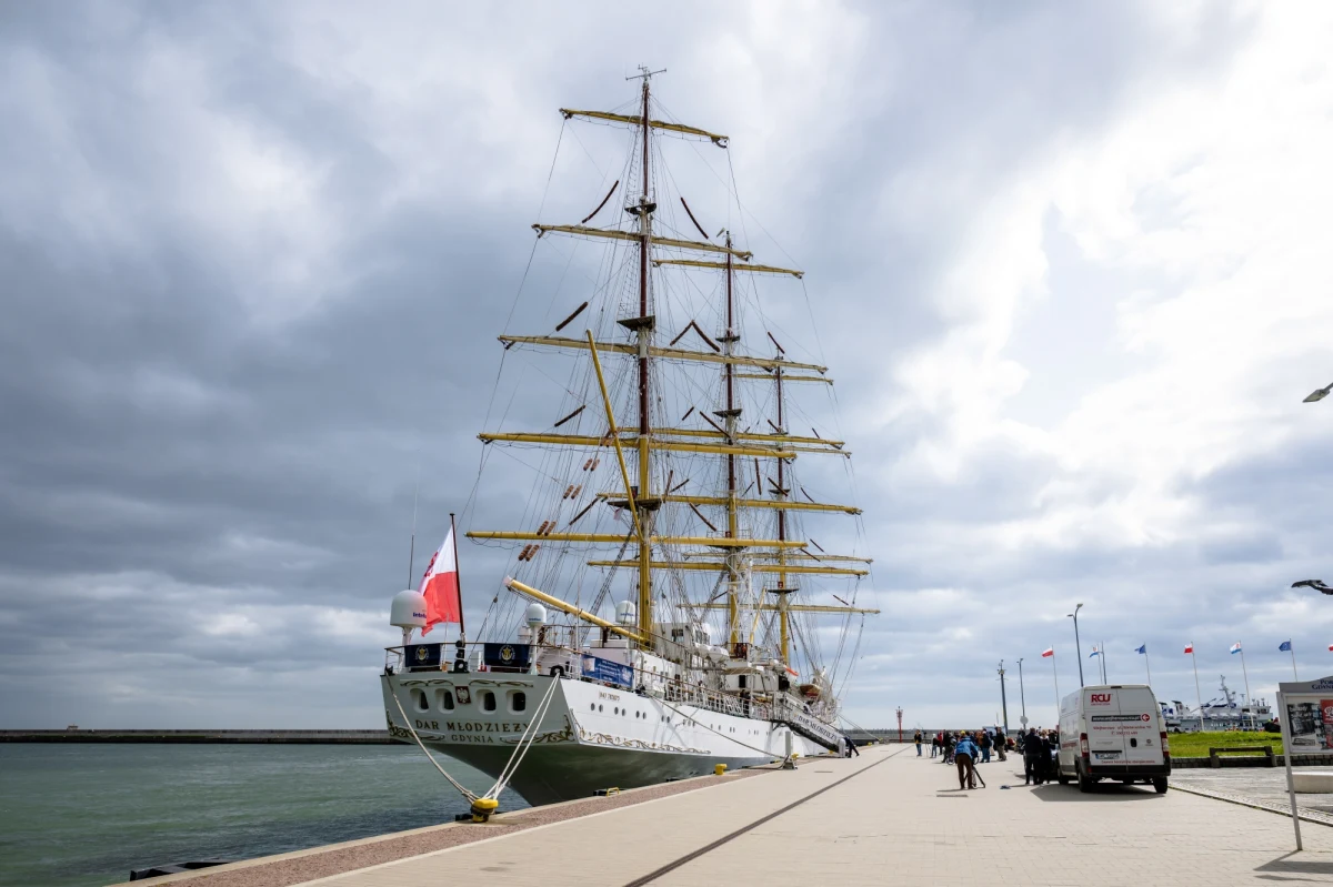 W najbliższą niedzielę (10 grudnia) będzie można za darmo zobaczyć "Dar Młodzieży" - fregatę  szkolną Uniwersytetu Morskiego w Gdyni. Nie tylko zobaczyć, ale posłuchać, jak wygląda dzień na jej pokładzie i wziąć udział w uroczystym zapaleniu światełek na masztach, z których najwyższe mają 49,5 metra.

