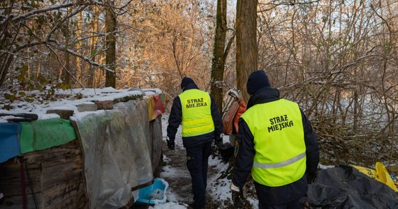 W czwartek wieczorem olsztyńska straż miejska została powiadomiona o mężczyźnie, który leżał między pojazdami na jednym z parkingów. Dzięki szybkiej interwencji udało się go uchronić przed wychłodzeniem. 