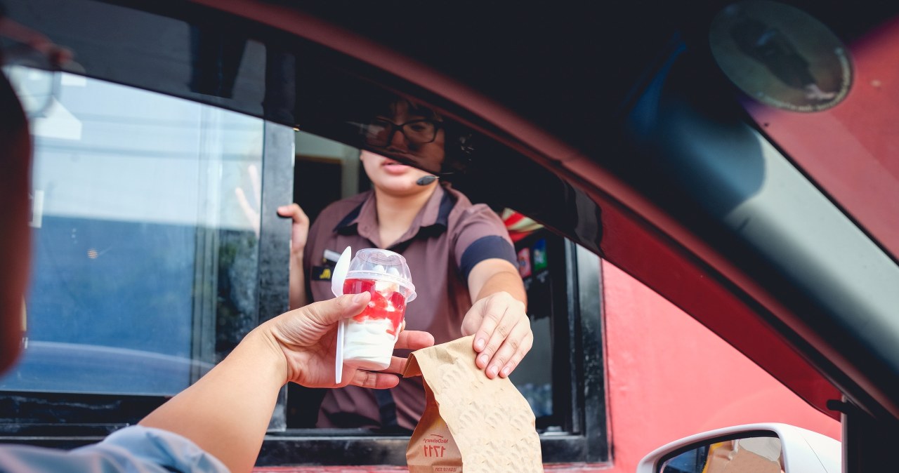 Stoisz w kolejce po frytki na drive? Możesz usłyszeć: "A może mandat do tego"