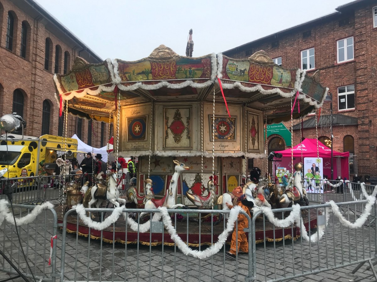 To już 16. edycja Jarmarku na Nikiszu. Organizowany jest na liczącym ponad sto lat górniczym osiedlu zaraz po Barbórce. Rynek w centrum górniczego osiedla Katowice-Nikiszowiec zmienił się w piątek nie do poznania.